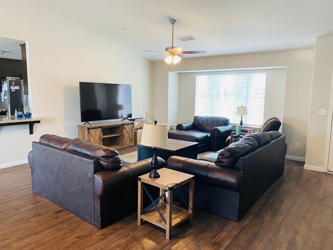Building Photo - Beautiful 4 bedroom 3 Bath Home in the Cou...