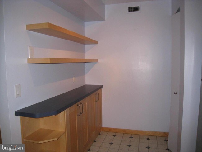 Foto del edificio - 2211 Sayre Dr