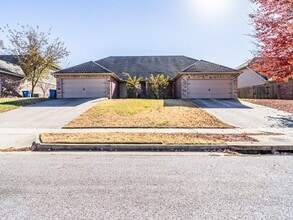 Building Photo - 3007 SW Amberwood Ave