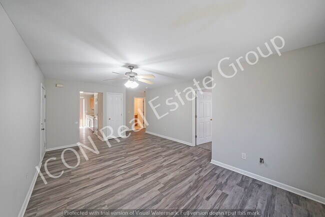 Foto del edificio - 3/2 Ground Floor apartment with new floori...