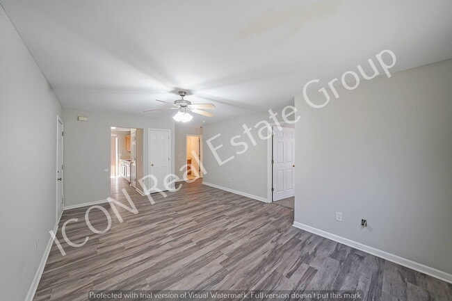 Building Photo - 3/2 Ground Floor apartment with new flooring and freshly painted!!