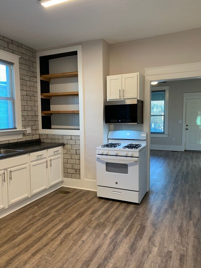 Foto del edificio - 2 Bed/2 Bath- Newly Renovated!!