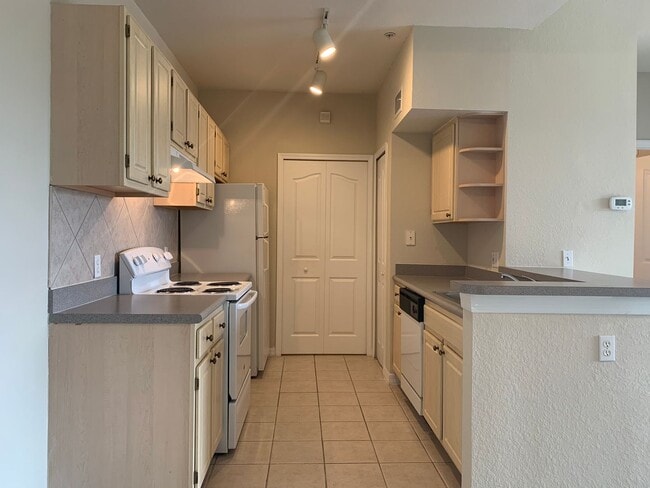 Building Photo - 1br/1ba Visconti Condo with Pond View!