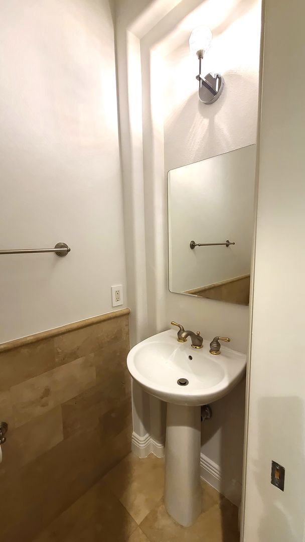 Foto del edificio - 2 Story custom home located in guard gated...