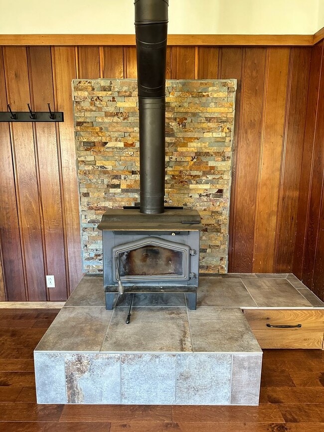 Building Photo - Sunny Fieldbrook 2/1 Stand Alone House – Cat Friendly