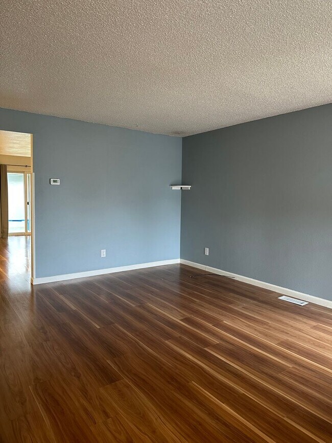 Foto del edificio - Fully Updated 3B/ 1BA Duplex| Washer and Dryer in unit| Huge fully fenced backyard w/ shed, garde...
