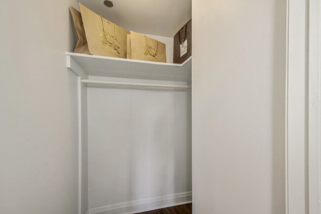 Foto del edificio - 180 E Pearson St