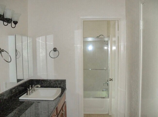 Foto del edificio - 1615 Springbrook St