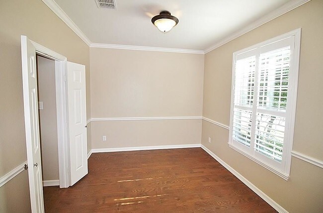 Building Photo - 313 Del Cano Dr