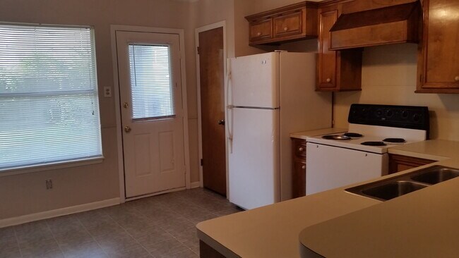 Building Photo - The right side unit of this duplex offers a comfortable and functional layout ideal for small fam...