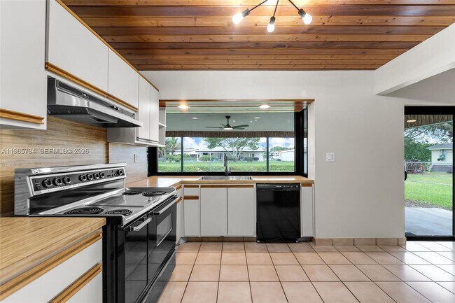 Foto del edificio - 9454 Sterling Dr