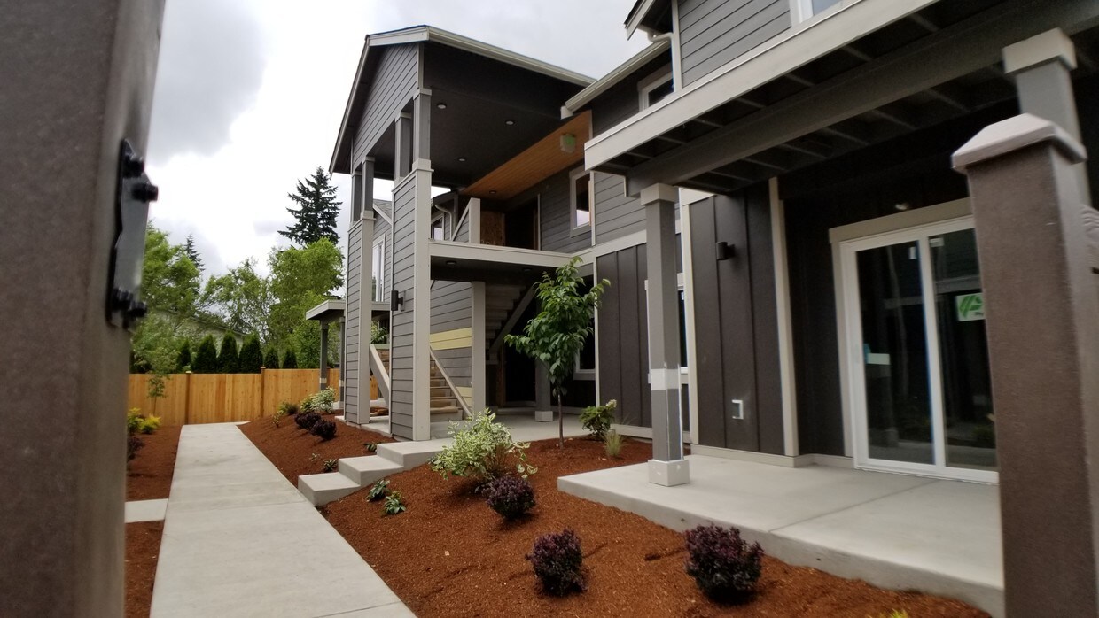 Foto principal - 15713 35th Ave W