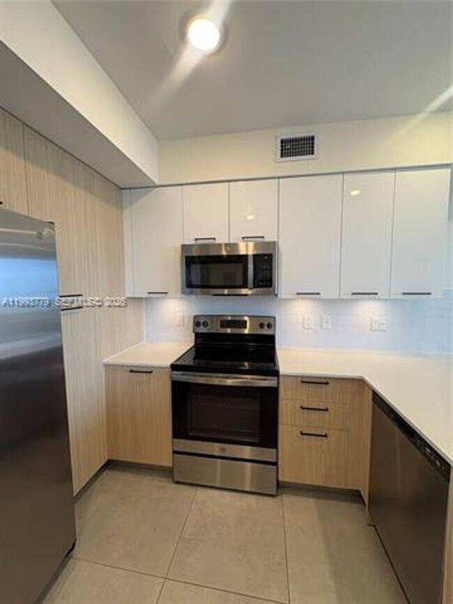 Building Photo - 16395 Biscayne Blvd