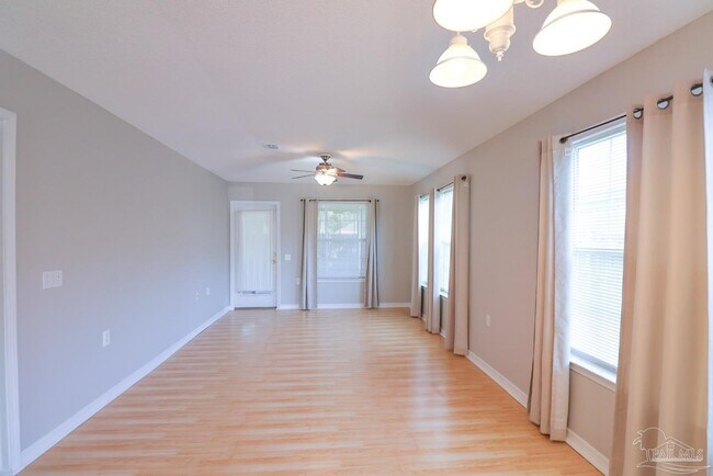 Foto del edificio - 8033 Stonebrook Dr