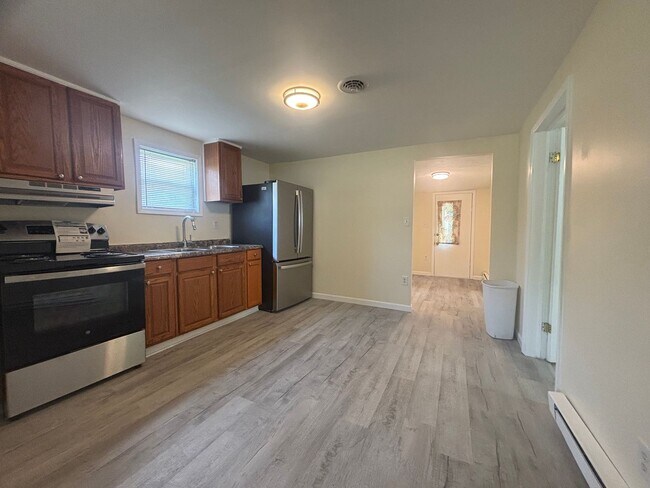 Building Photo - 3 bed 1 bath Single Family Available NOW