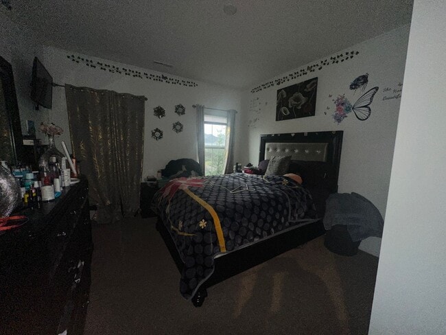 Building Photo - Available NOW - 5 bedroom, 3 full bathroom house - $3,300/month