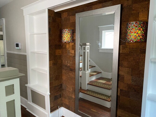 Foto del edificio - Stunning 3 bedroom/2bath Victorian home