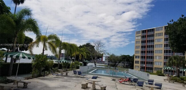 Foto del edificio - 1750 NE 191st St