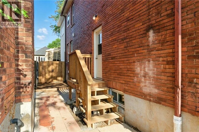 Building Photo - 176 Balsam Ave S