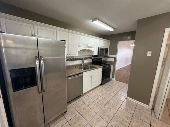 Foto del edificio - 2 Bedroom Townhome Conveniently Located in...
