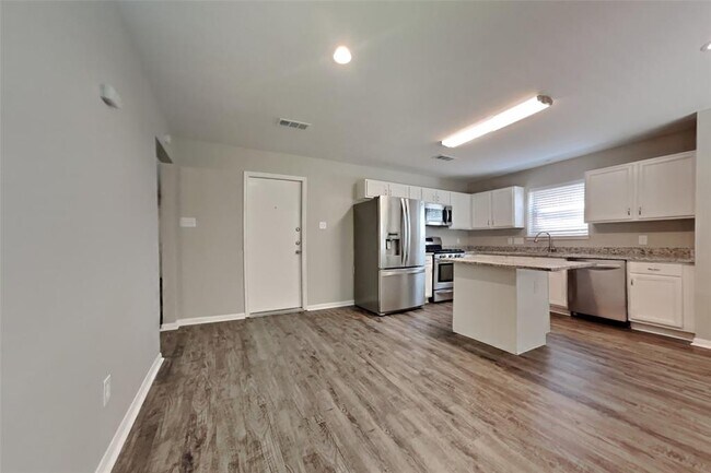 Building Photo - 2403 Pine Cone Dr