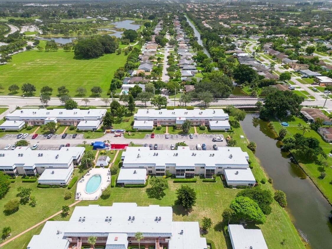 Primary Photo - 12015 Greenway Cir S