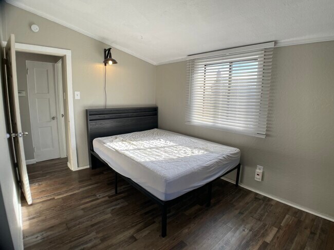 Building Photo - 3857 Ridgeway Dr