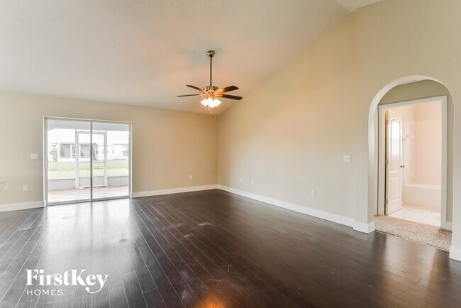 Building Photo - 6016 Live Oak Dr