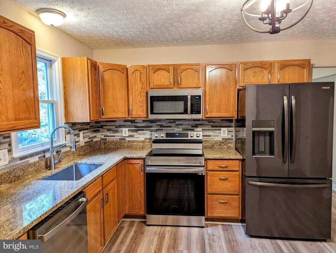 Primary Photo - 28 Oakleaf Ct