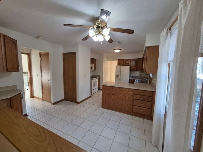 Building Photo - Charming 3BR 1.5BA Home w/ In-Unit Laundry + Central Air + Garage in Avon