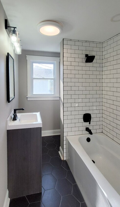 Primary Photo - 2 bd 1 ba bungalow with a loft in Joliet