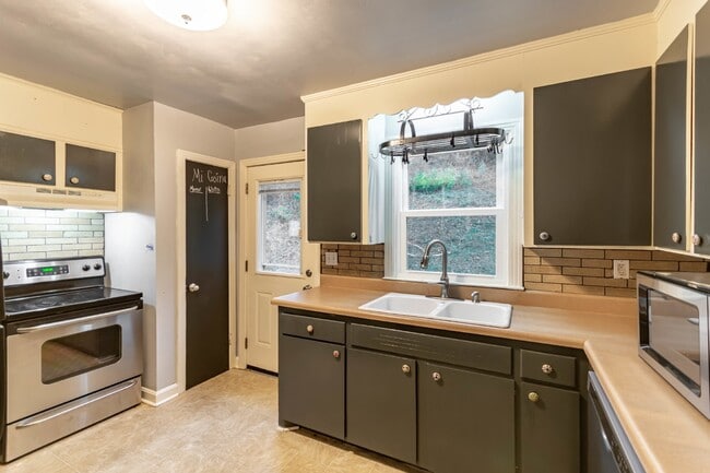 Building Photo - Fantastic 3/2 East Nashville w/ Bonus Room & Sunroom!