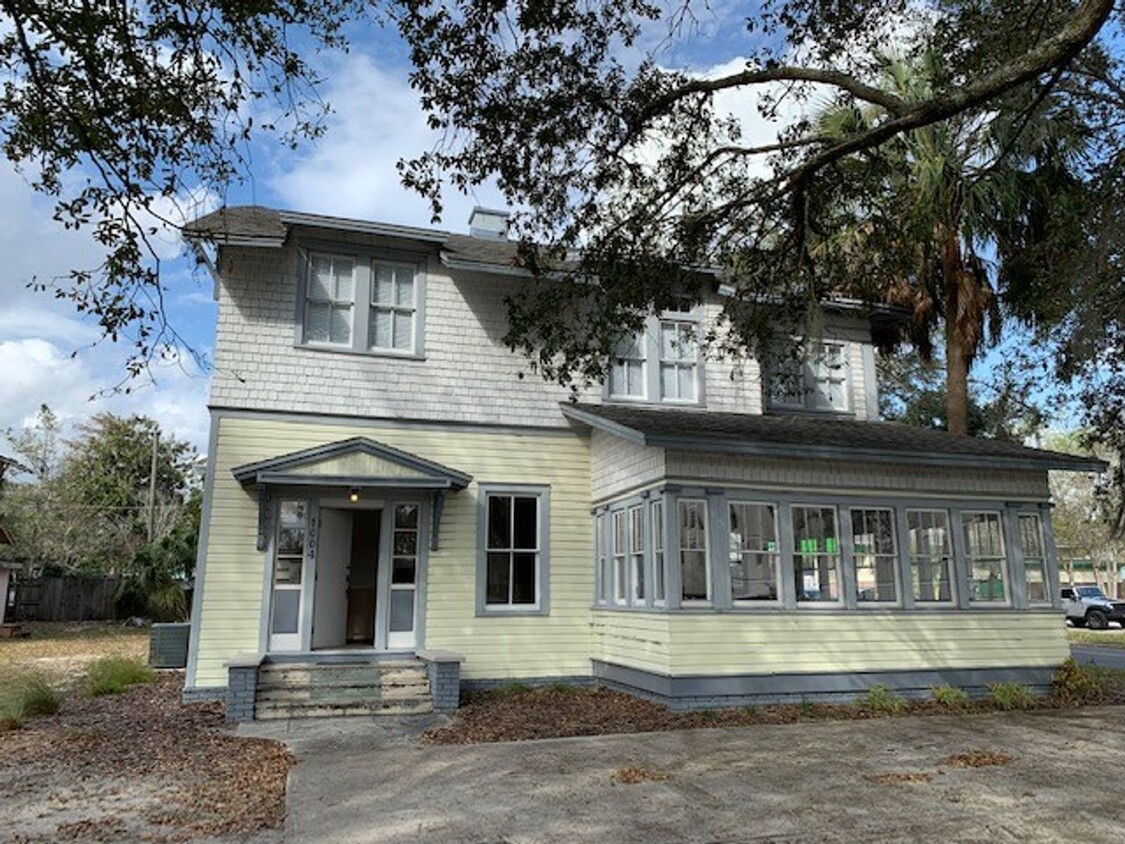 Foto principal - 5 Bedroom/5.5 Bath located near UF Campus ...