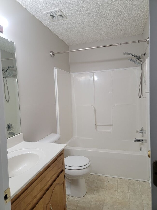 Building Photo - 3 Bedroom 2 1/2 Bathroom Home!