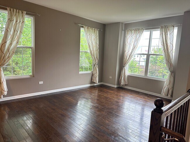 Building Photo - 2543 Dunraven Ave