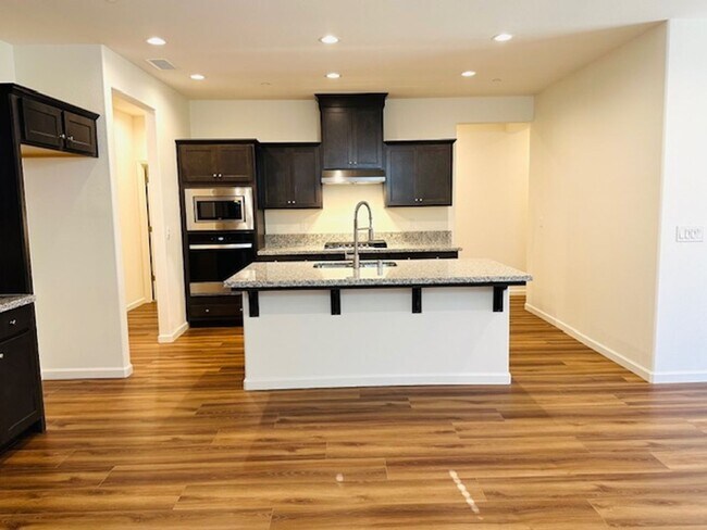 Building Photo - $2,595 Shaw & Leonard, 4 bedroom - Mitchel...