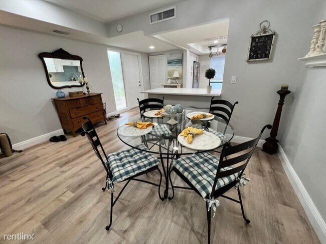 Building Photo - 3 br, 2 bath House - 1807 Embassy Dr Apt 101