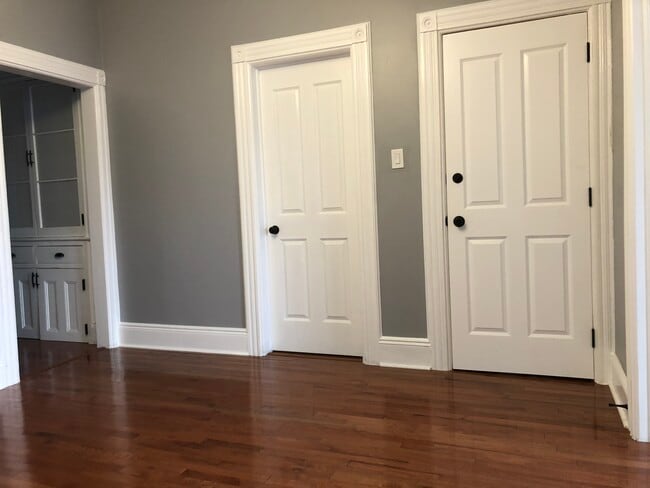 Living room to interior bedroom and entrance. - 35 Charles St