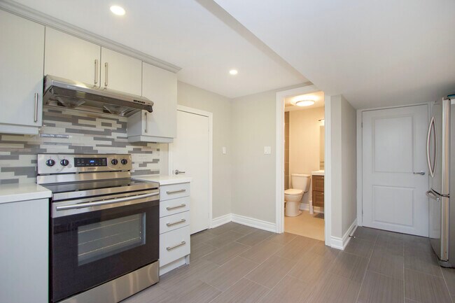 Photo du bâtiment - Contemporary 2-Bedroom, 2-Bath Legal Apartment for Rent in Oshawa