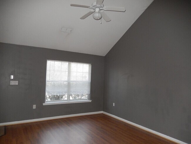 Foto del edificio - 595 Fulton Rd