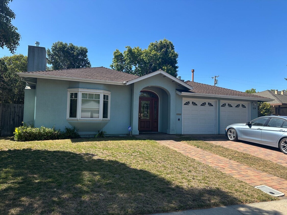 Foto principal - Beautifully Appointed 4 Bed, 2.5 Bath Home...