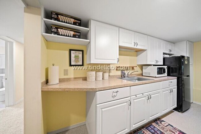 Foto del edificio - Fully Furnished Private Basement Level in ...