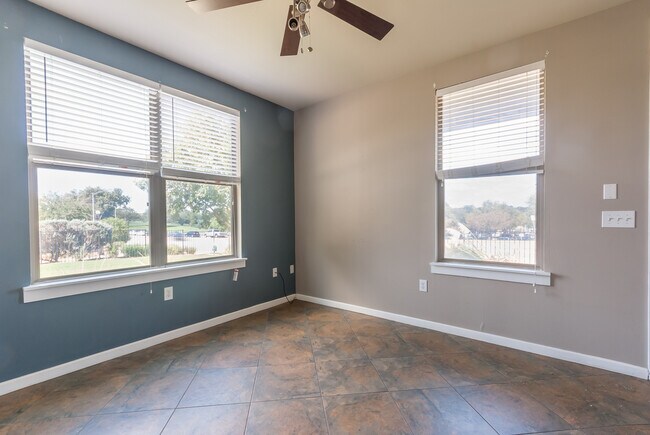 Foto del edificio - 2 Bedroom, 2.5 Bath Condo Off of East Rive...
