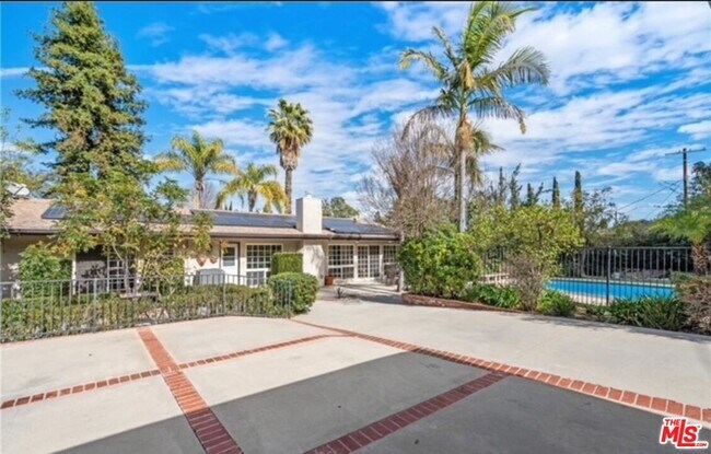 Foto del edificio - 24316 Burbank Blvd