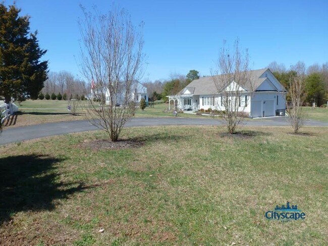 Foto del edificio - ALL UTILITIES INCLUDED - Spacious apartmen...
