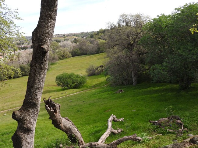 Foto del edificio - "Stanford Village - Gated with Pool & View"