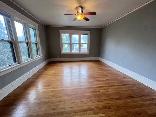 Foto del edificio - Large 3 Bedroom Duplex with Washer/Dryer - Water included!