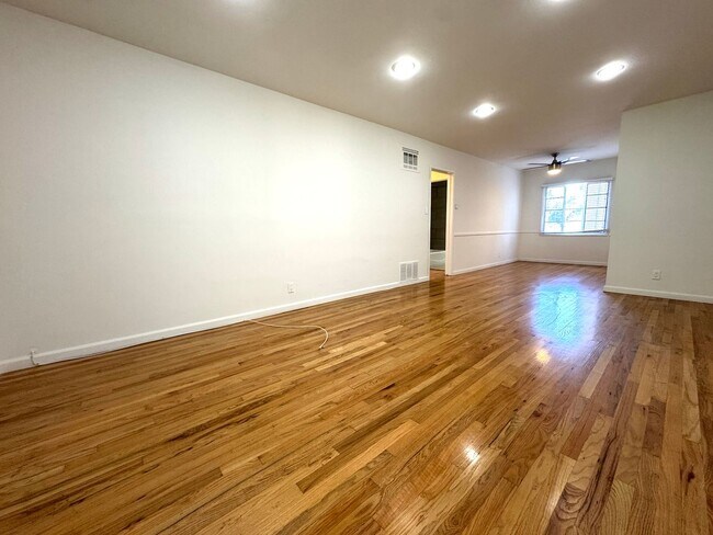Foto del edificio - Top Floor Hollywood 1Bed/1Bath Walking Dis...