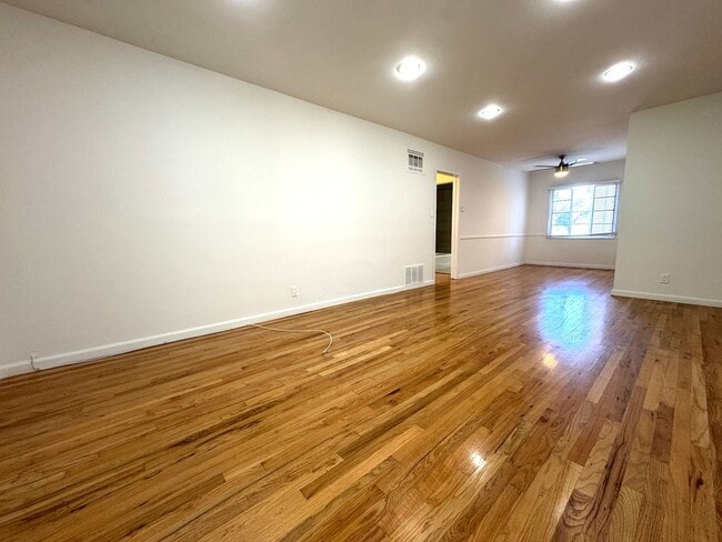 Building Photo - Top Floor Hollywood 1Bed/1Bath Walking Dis...