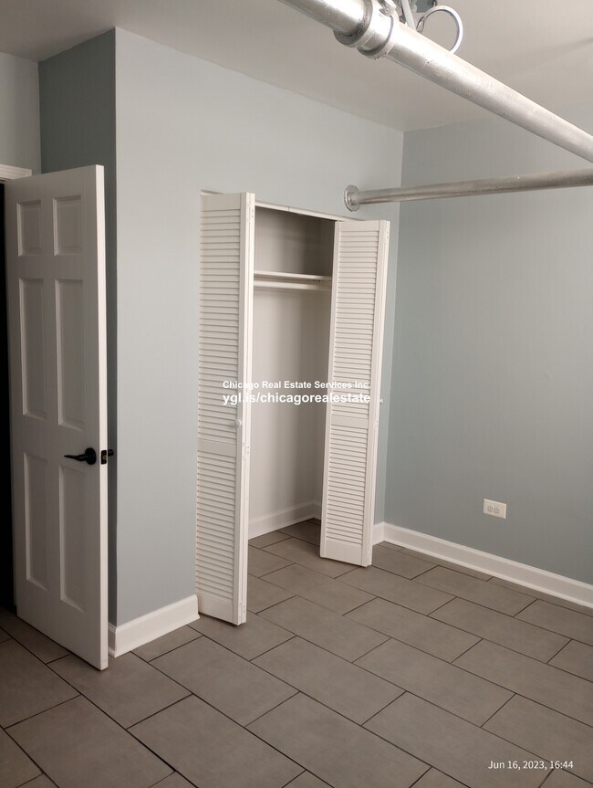 Foto del edificio - 5670 N Ridge Ave